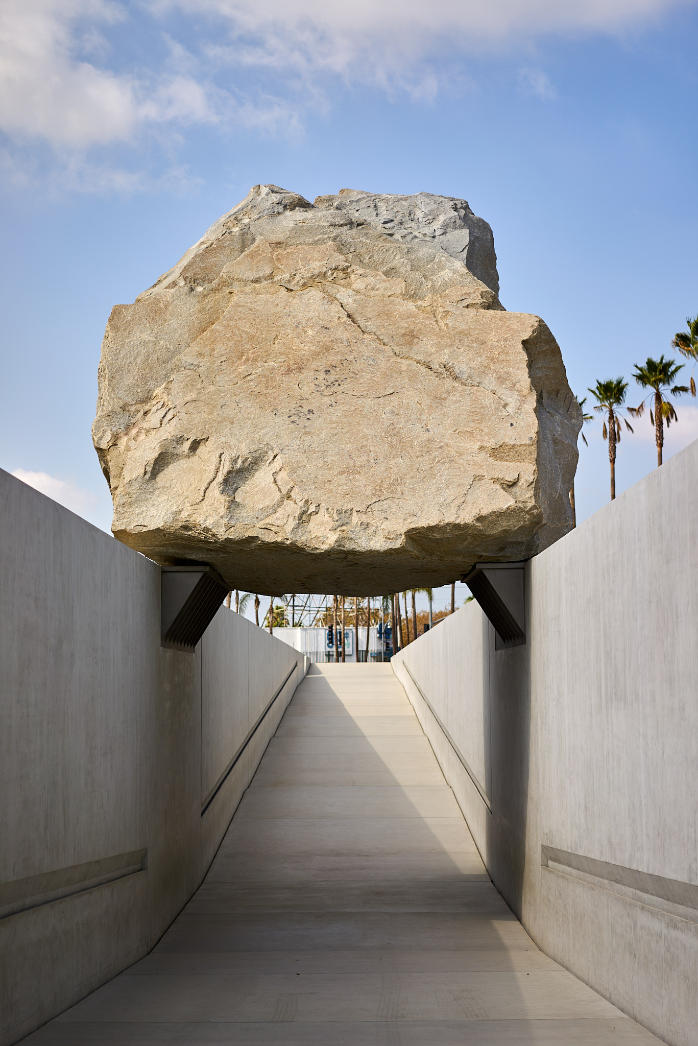 Levitated Mass - SONY - SONY ILCE-7R - FE 55mm F1.8 ZA
